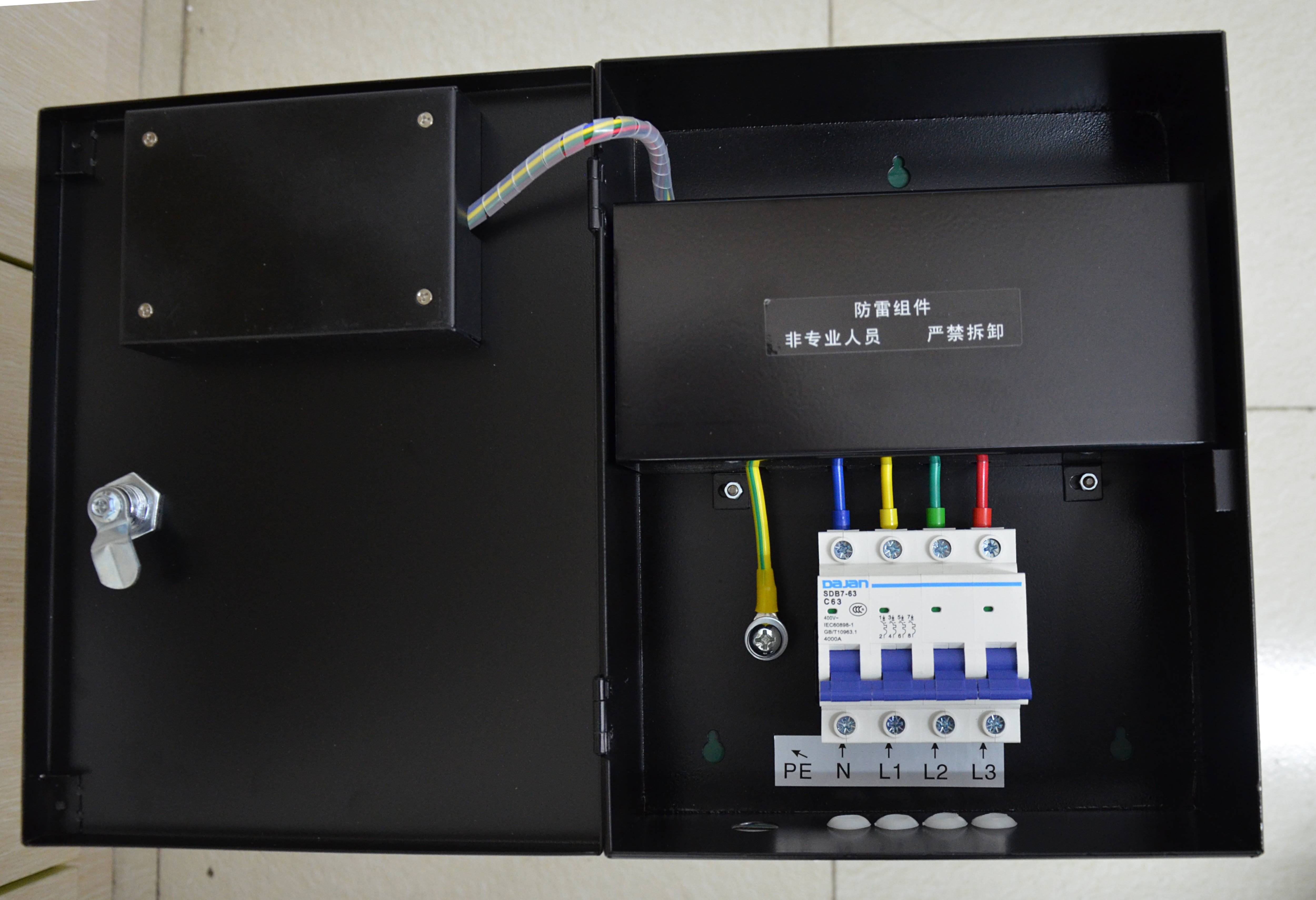 三相電源防雷箱（數(shù)碼管、翻蓋式）內(nèi)部照.jpg